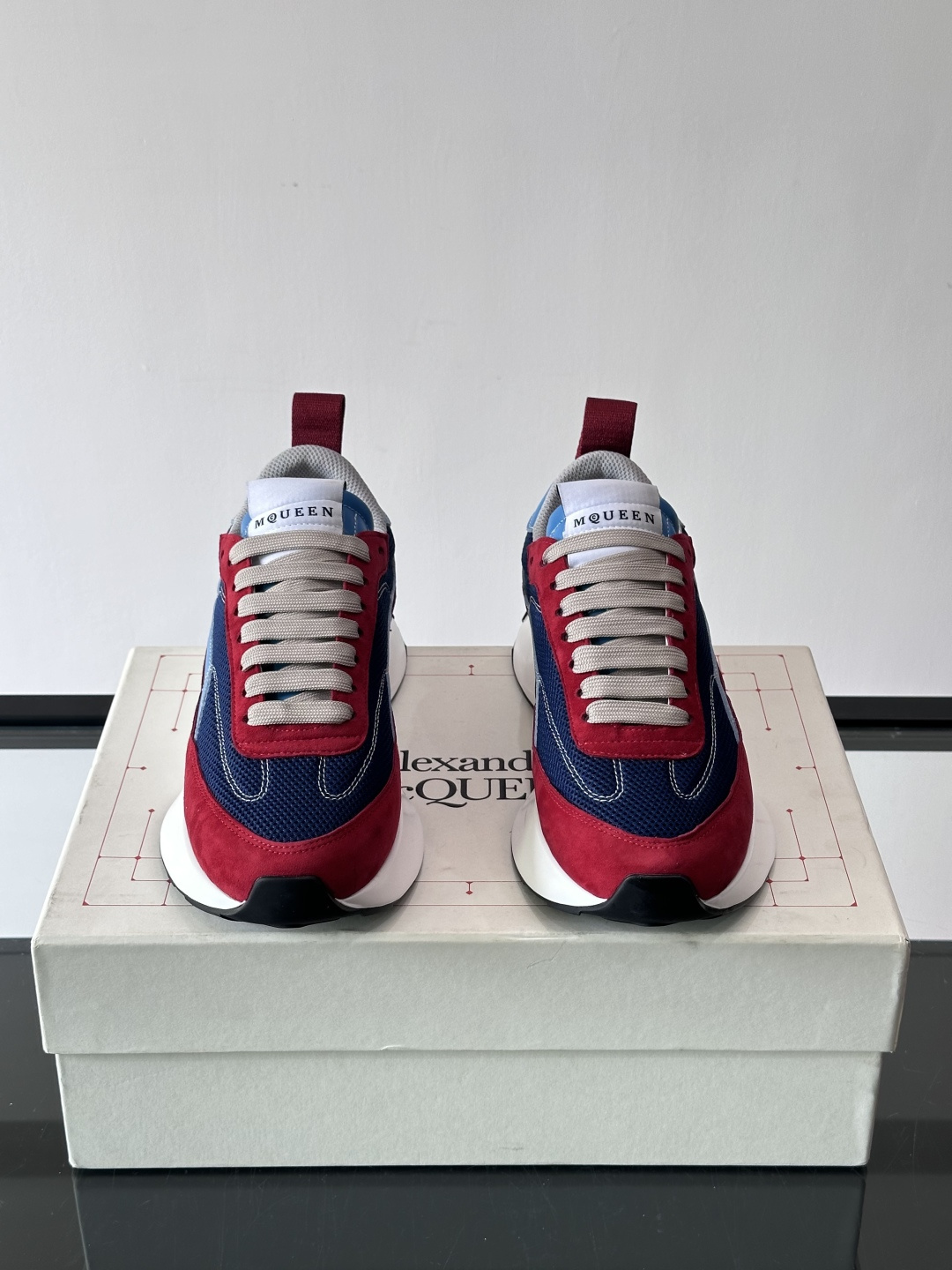 Alexander McQueen休闲运动鞋灵感源自80年代复古跑鞋，采用多材质拼接，牛皮革与织物结合，