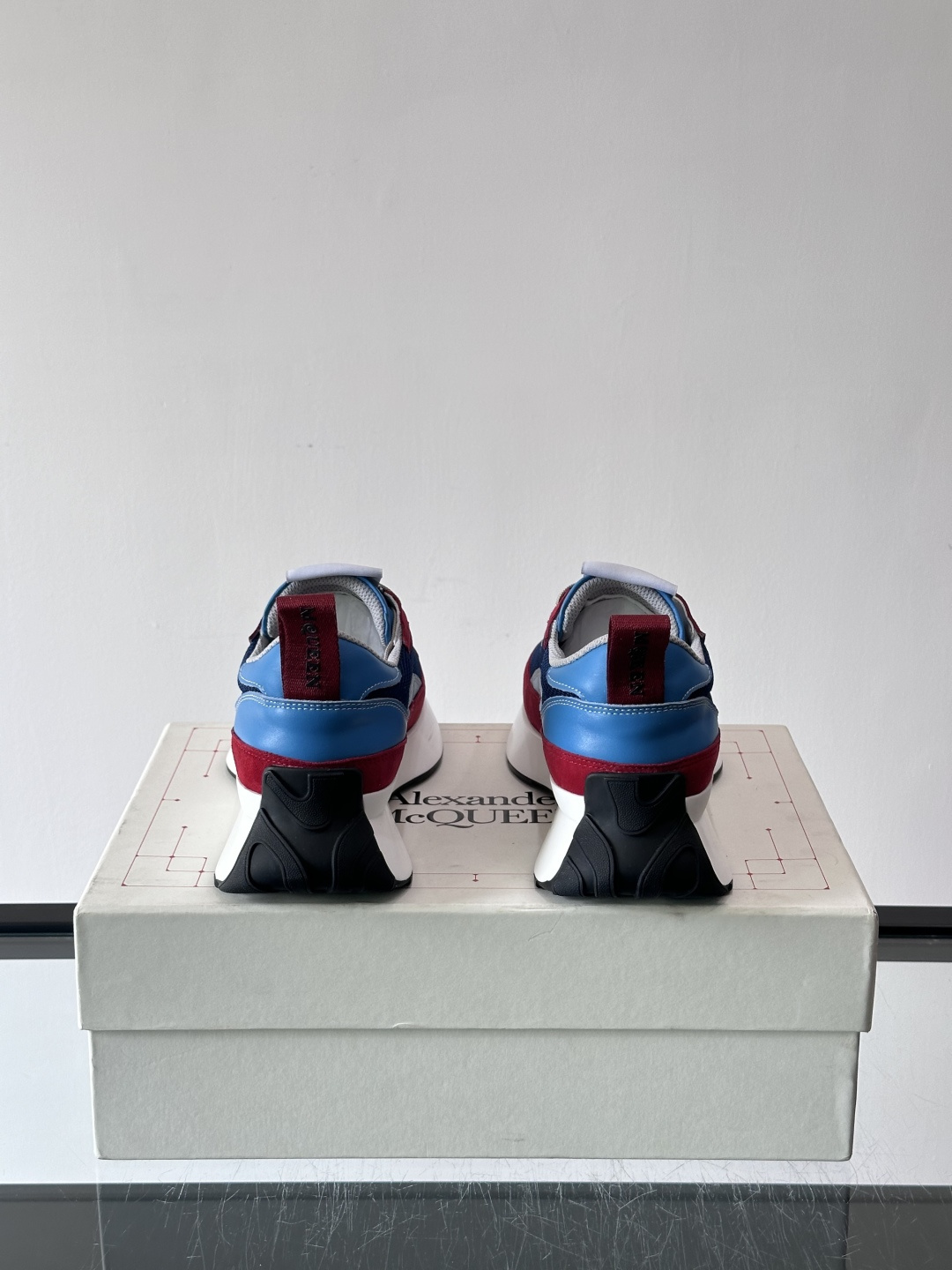 Alexander McQueen休闲运动鞋灵感源自80年代复古跑鞋，采用多材质拼接，牛皮革与织物结合，