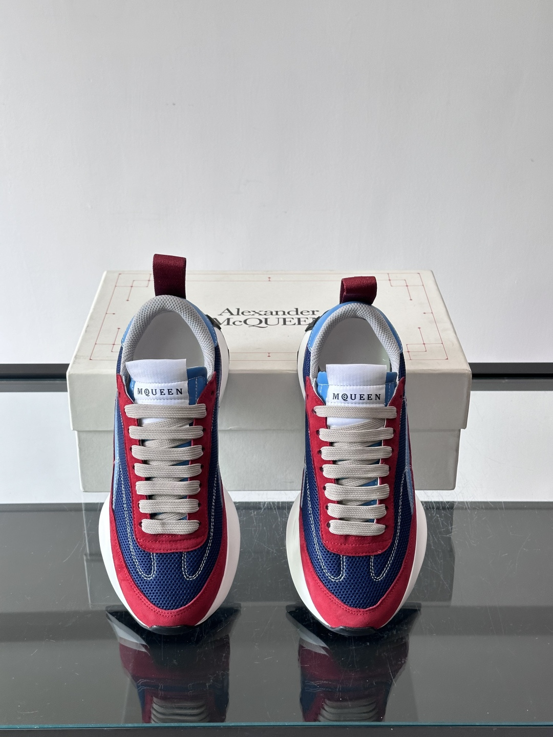 Alexander McQueen休闲运动鞋灵感源自80年代复古跑鞋，采用多材质拼接，牛皮革与织物结合，