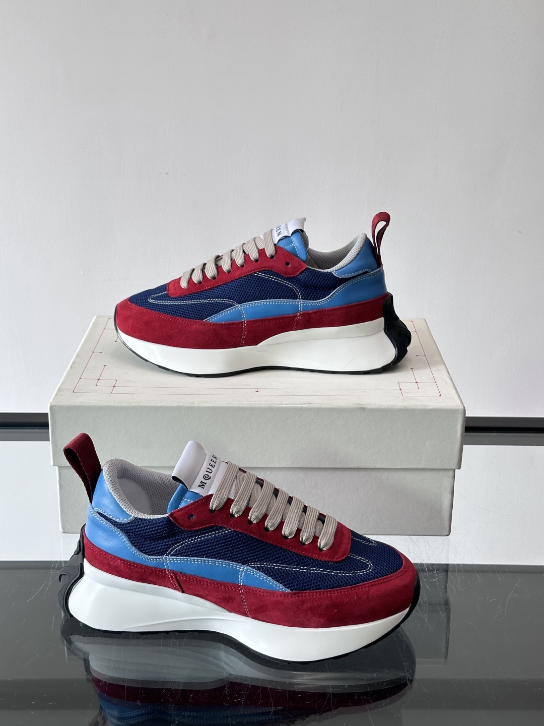 Alexander McQueen休闲运动鞋灵感源自80年代复古跑鞋，采用多材质拼接，牛皮革与织物结合，