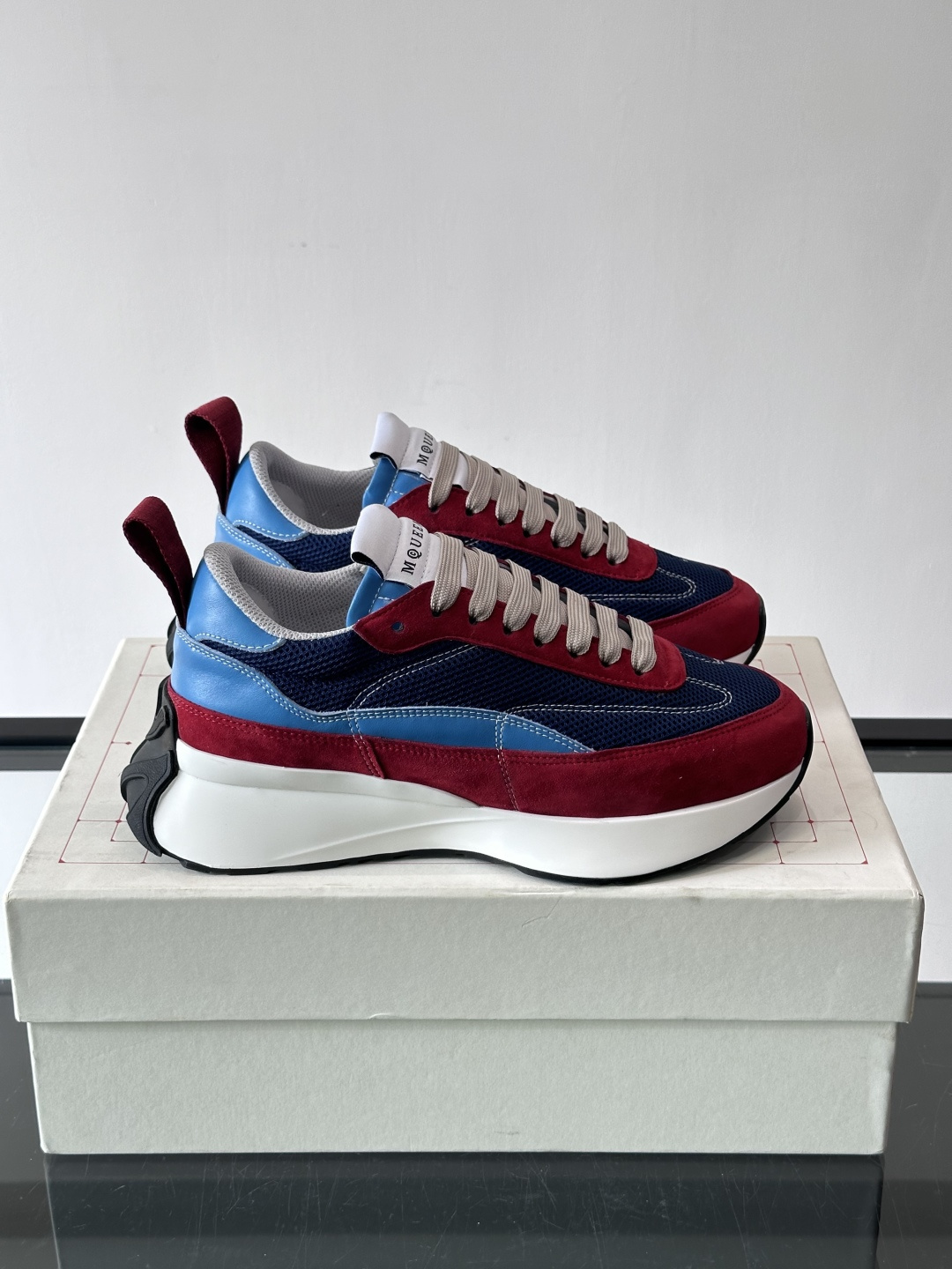 Alexander McQueen休闲运动鞋灵感源自80年代复古跑鞋，采用多材质拼接，牛皮革与织物结合，