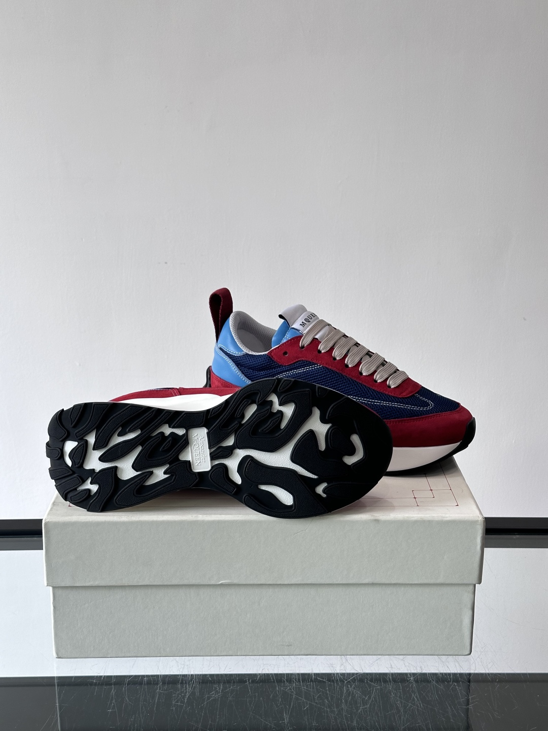 Alexander McQueen休闲运动鞋灵感源自80年代复古跑鞋，采用多材质拼接，牛皮革与织物结合，