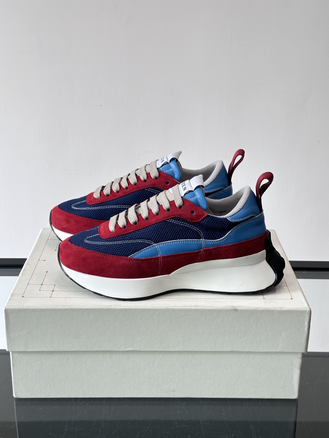 Alexander McQueen休闲运动鞋灵感源自80年代复古跑鞋，采用多材质拼接，牛皮革与织物结合，