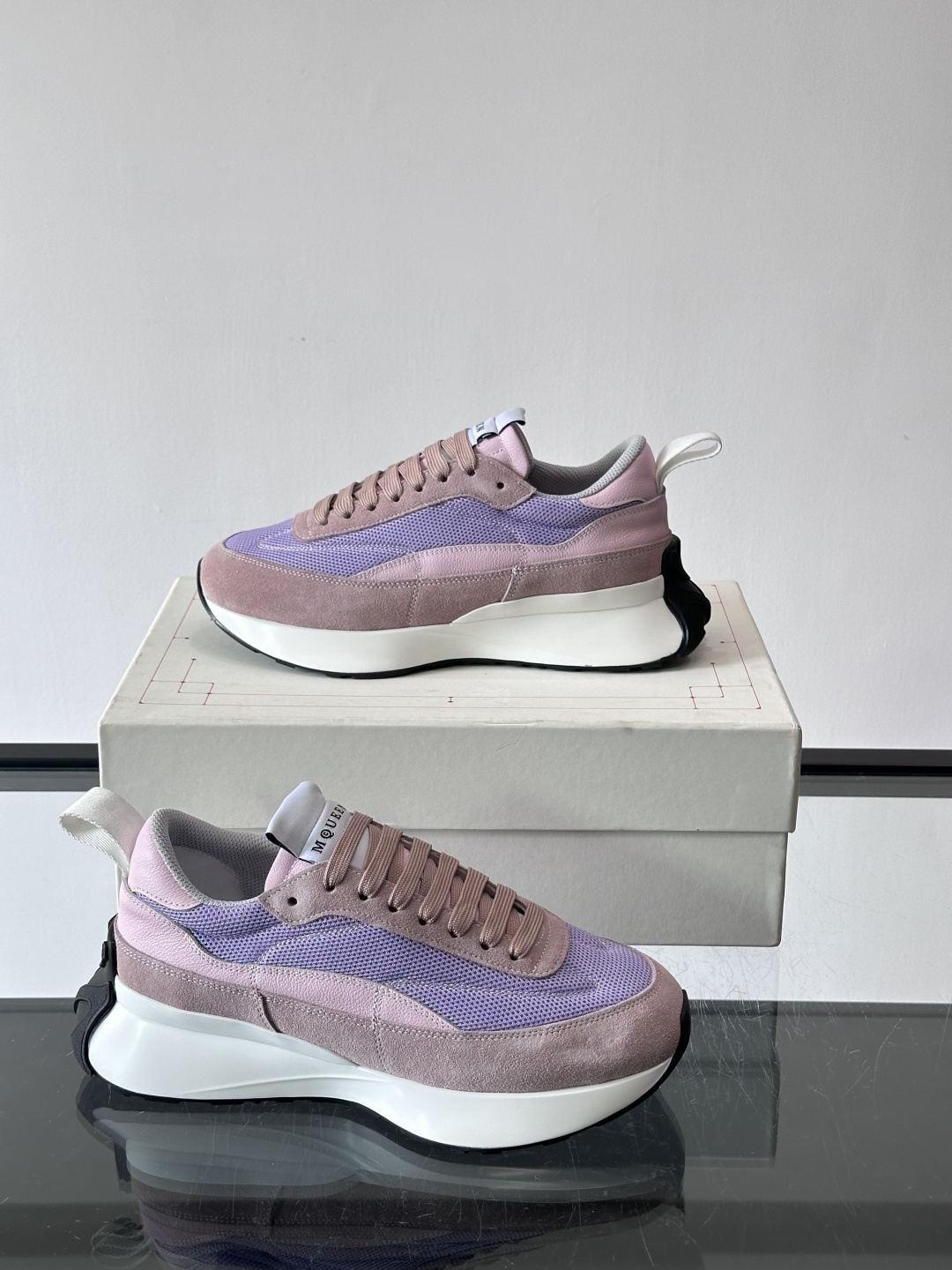 Alexander McQueen休闲运动鞋灵感源自80年代复古跑鞋，采用多材质拼接，牛皮革与织物结合，