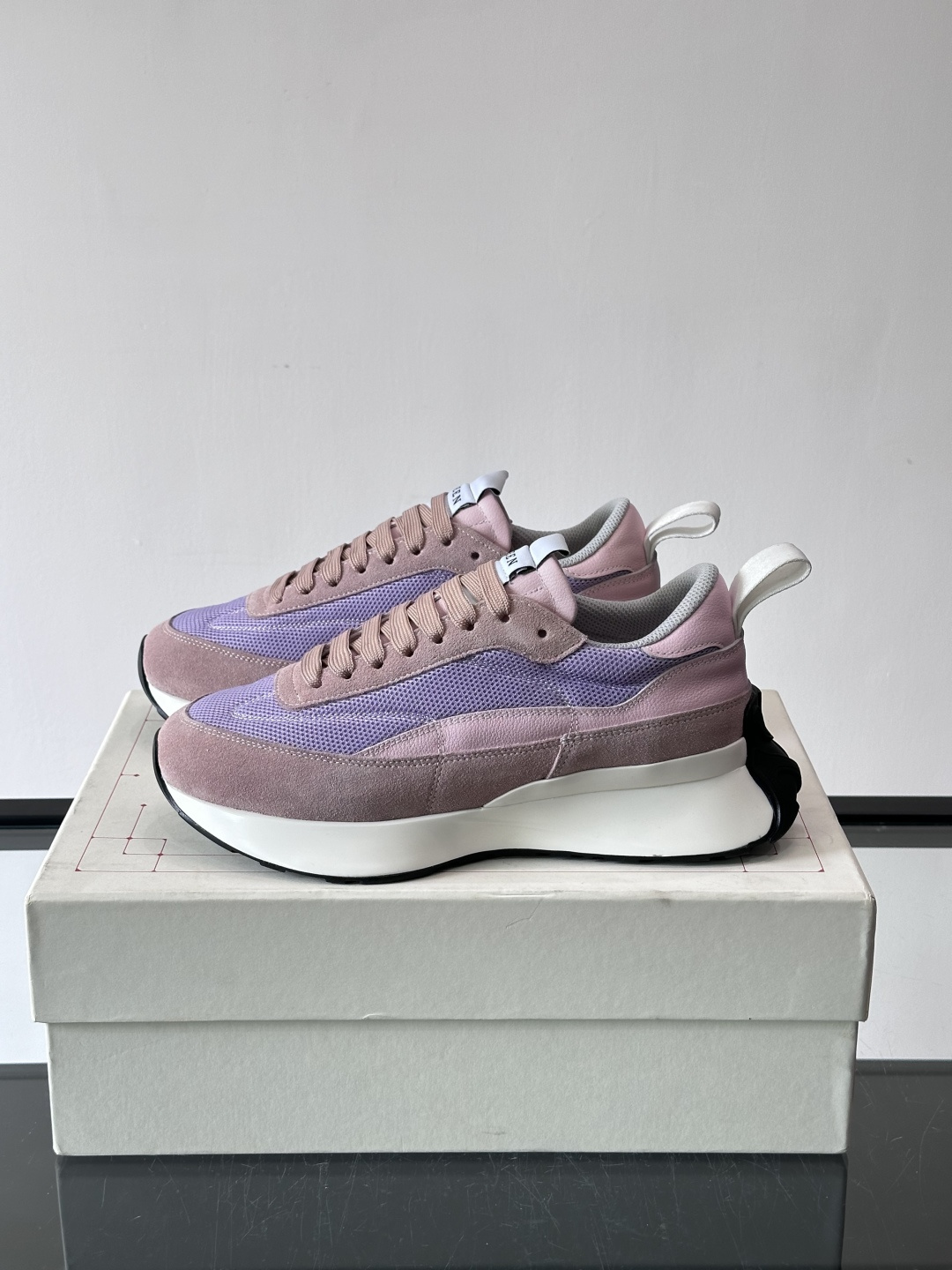 Alexander McQueen休闲运动鞋灵感源自80年代复古跑鞋，采用多材质拼接，牛皮革与织物结合，