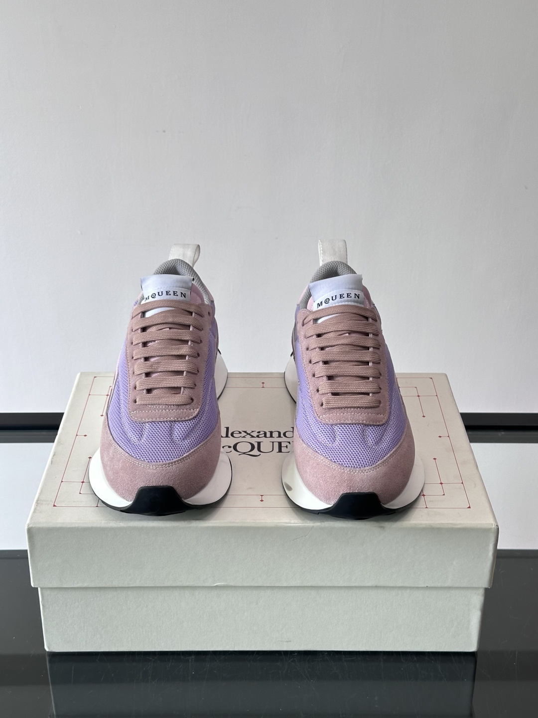 Alexander McQueen休闲运动鞋灵感源自80年代复古跑鞋，采用多材质拼接，牛皮革与织物结合，