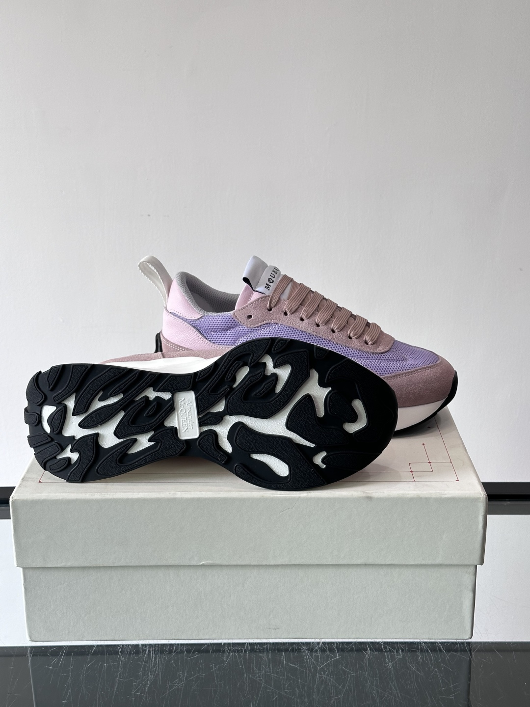 Alexander McQueen休闲运动鞋灵感源自80年代复古跑鞋，采用多材质拼接，牛皮革与织物结合，