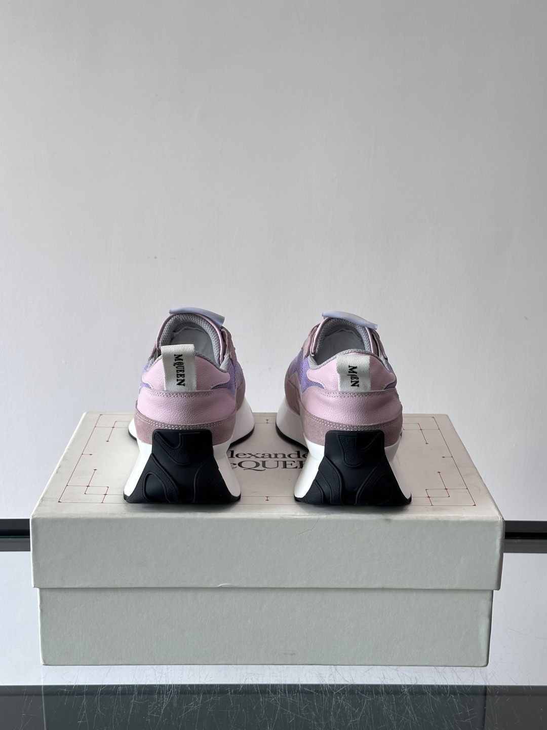 Alexander McQueen休闲运动鞋灵感源自80年代复古跑鞋，采用多材质拼接，牛皮革与织物结合，