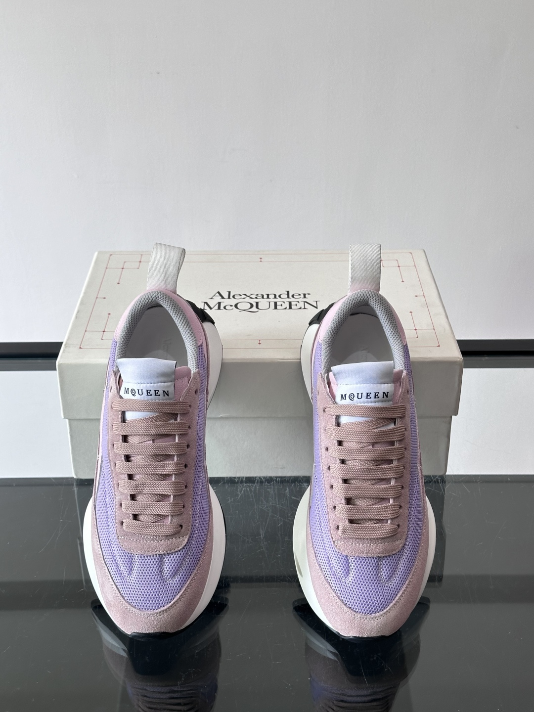Alexander McQueen休闲运动鞋灵感源自80年代复古跑鞋，采用多材质拼接，牛皮革与织物结合，