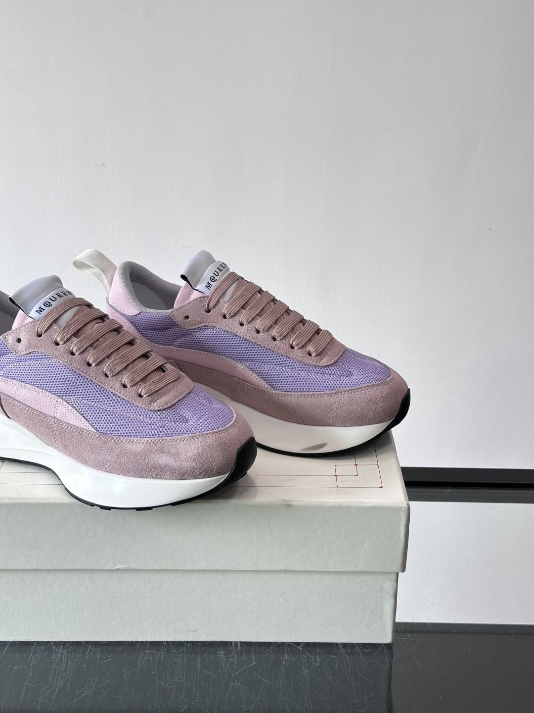 Alexander McQueen休闲运动鞋灵感源自80年代复古跑鞋，采用多材质拼接，牛皮革与织物结合，