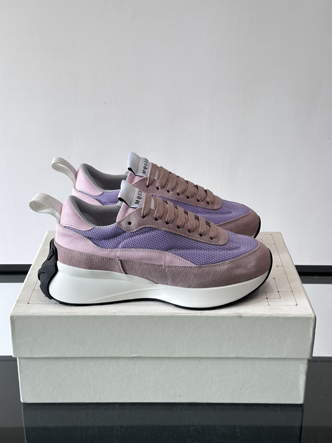 Alexander McQueen休闲运动鞋灵感源自80年代复古跑鞋，采用多材质拼接，牛皮革与织物结合，