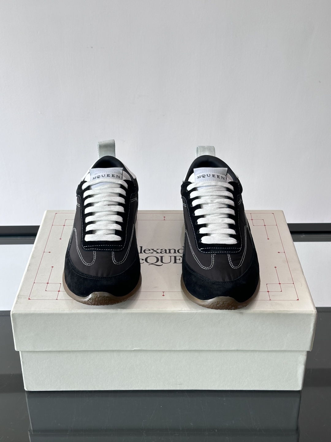 MQ麦昆拼色运动鞋，复古跑鞋风格，绒面+皮革拼接，层次感满满✨。橡胶鞋底耐磨抓地力强，日常穿搭或轻运动都