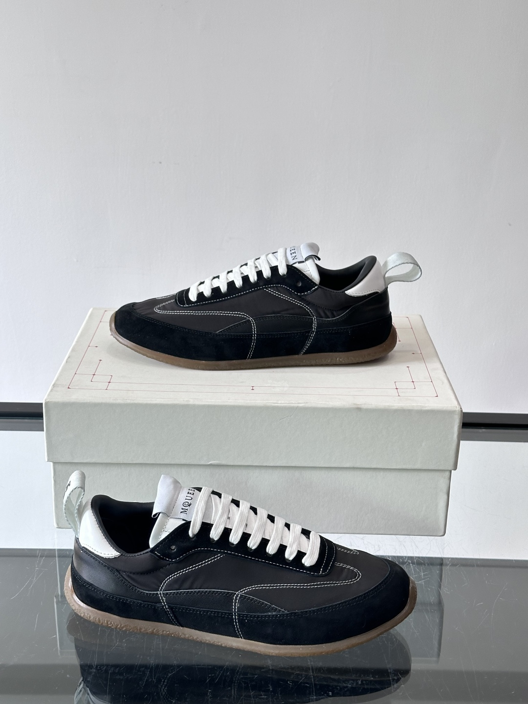 MQ麦昆拼色运动鞋，复古跑鞋风格，绒面+皮革拼接，层次感满满✨。橡胶鞋底耐磨抓地力强，日常穿搭或轻运动都