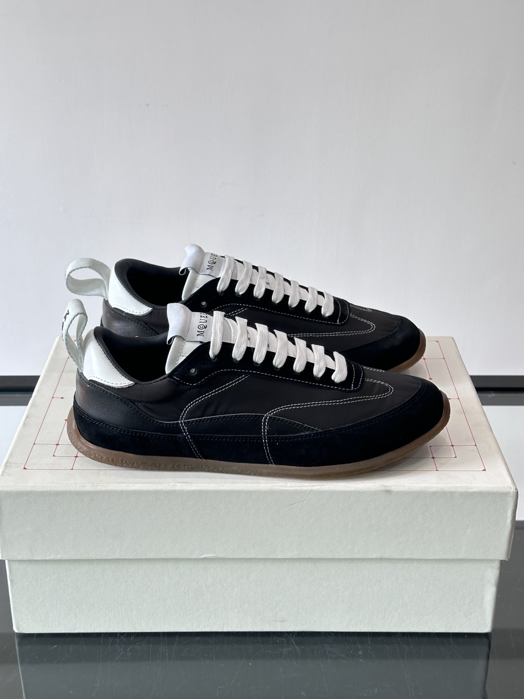 MQ麦昆拼色运动鞋，复古跑鞋风格，绒面+皮革拼接，层次感满满✨。橡胶鞋底耐磨抓地力强，日常穿搭或轻运动都