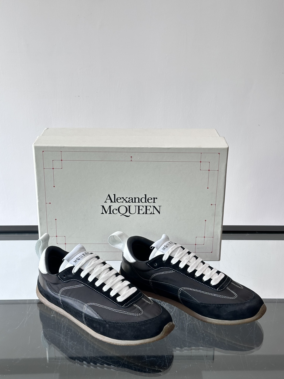 MQ麦昆拼色运动鞋，复古跑鞋风格，绒面+皮革拼接，层次感满满✨。橡胶鞋底耐磨抓地力强，日常穿搭或轻运动都