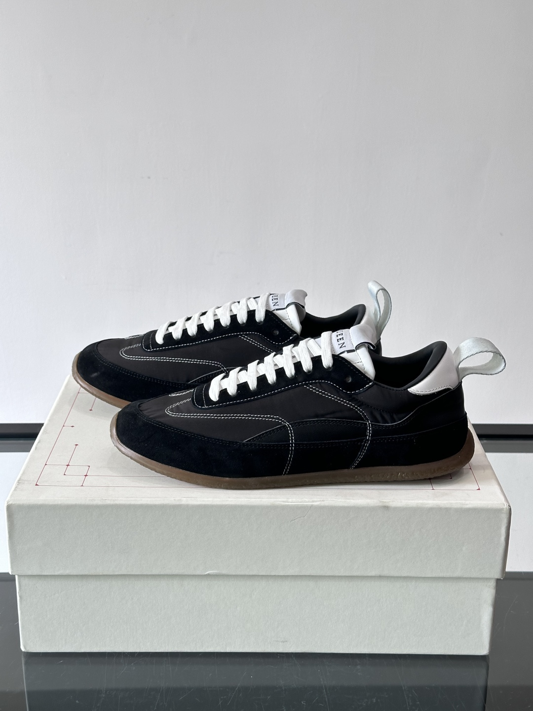 MQ麦昆拼色运动鞋，复古跑鞋风格，绒面+皮革拼接，层次感满满✨。橡胶鞋底耐磨抓地力强，日常穿搭或轻运动都