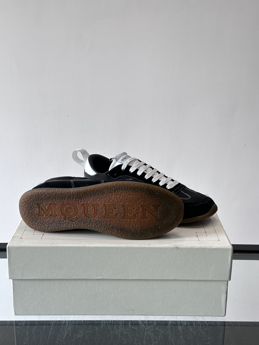 MQ麦昆拼色运动鞋，复古跑鞋风格，绒面+皮革拼接，层次感满满✨。橡胶鞋底耐磨抓地力强，日常穿搭或轻运动都