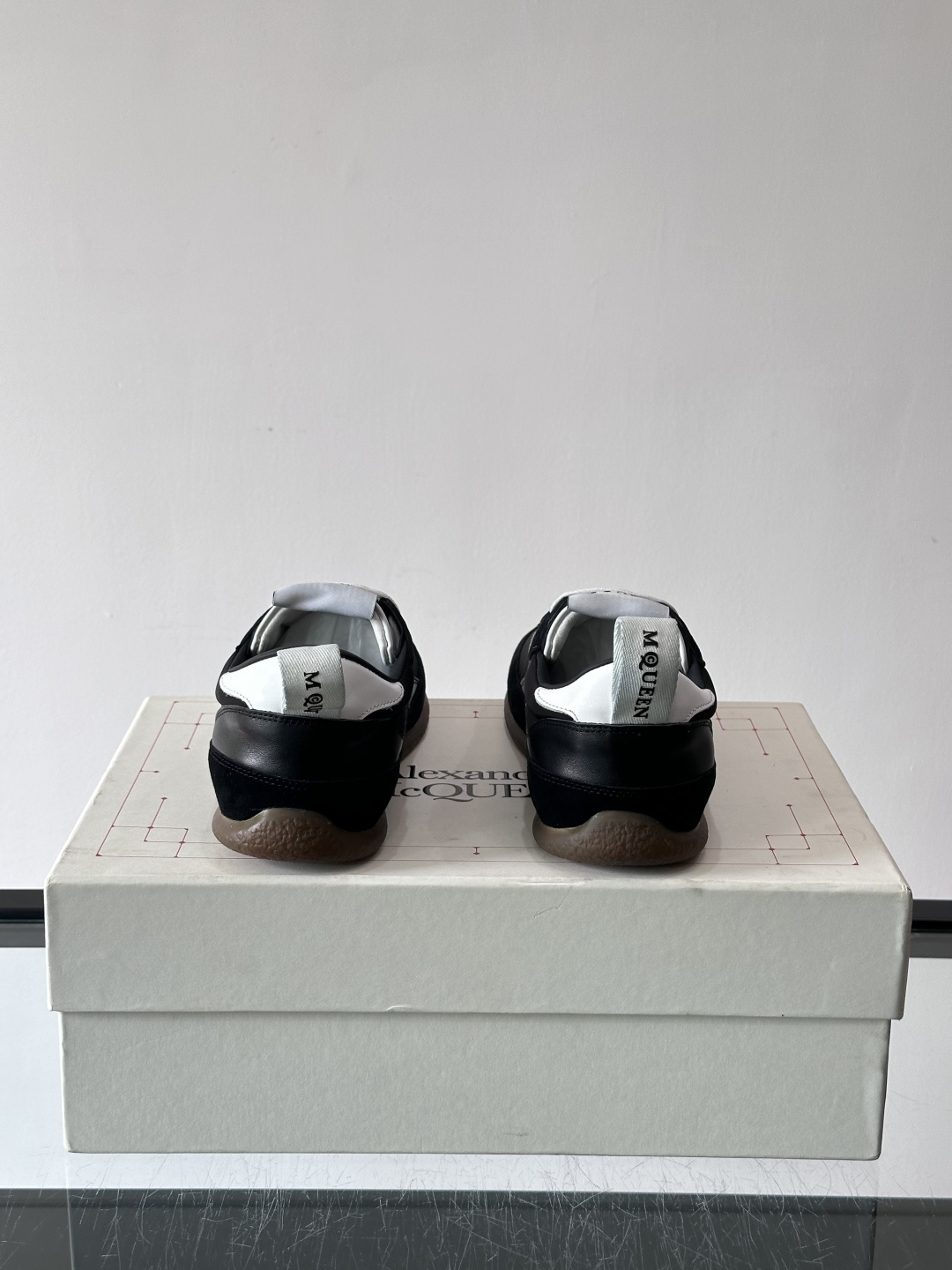 MQ麦昆拼色运动鞋，复古跑鞋风格，绒面+皮革拼接，层次感满满✨。橡胶鞋底耐磨抓地力强，日常穿搭或轻运动都