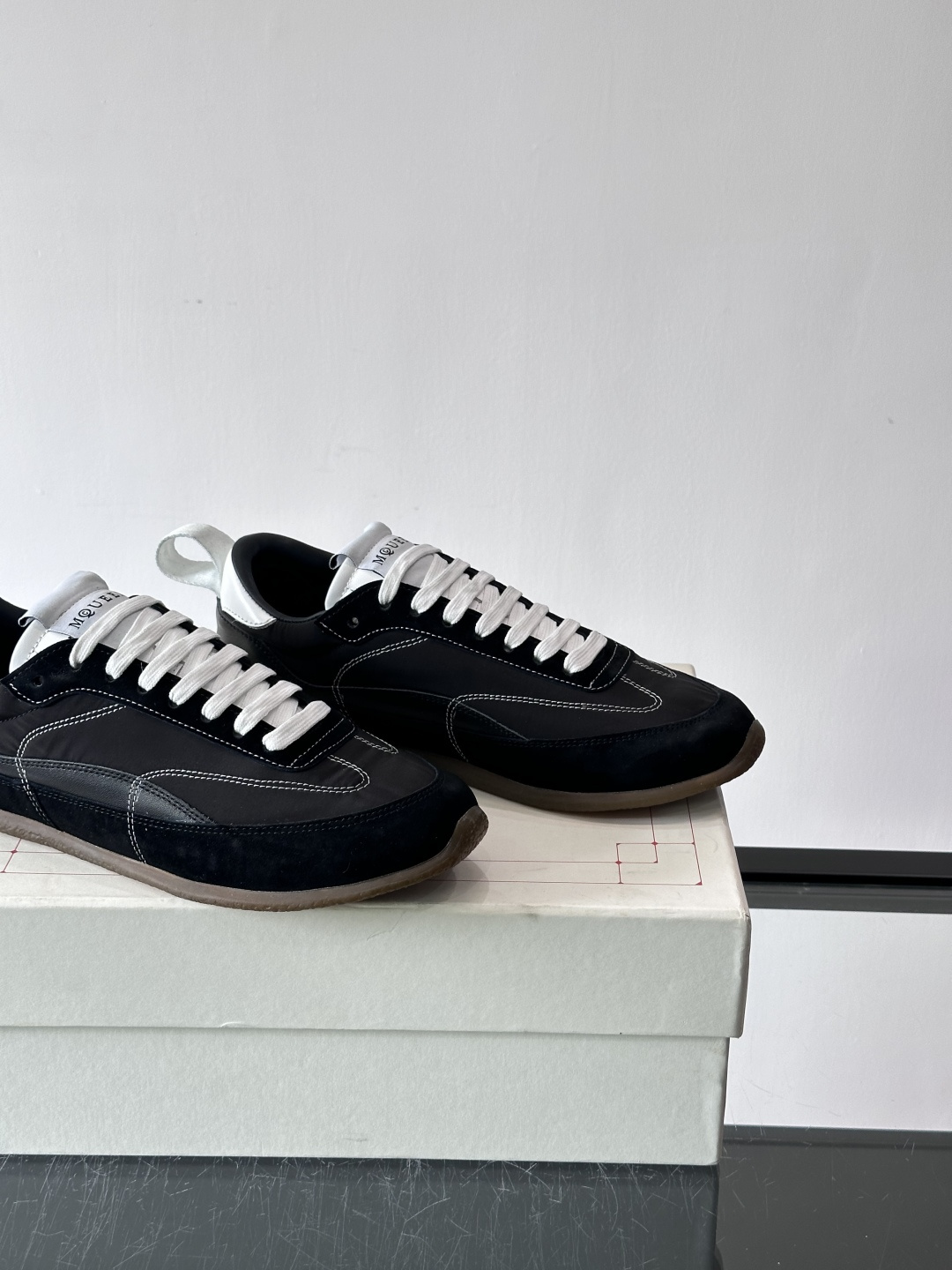 MQ麦昆拼色运动鞋，复古跑鞋风格，绒面+皮革拼接，层次感满满✨。橡胶鞋底耐磨抓地力强，日常穿搭或轻运动都