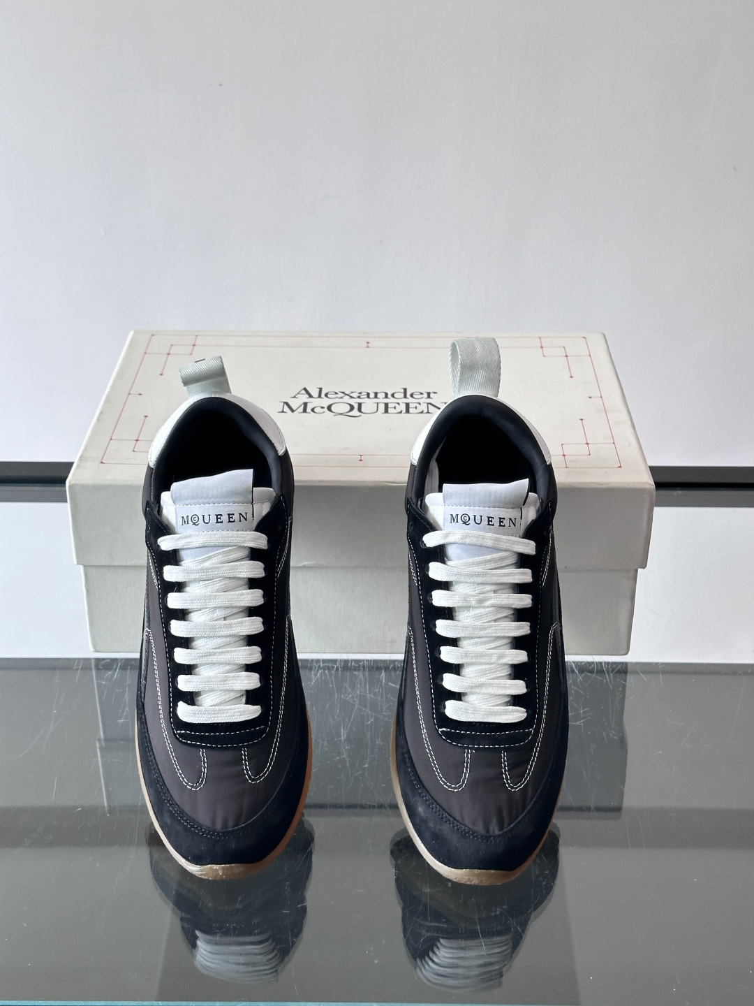 MQ麦昆拼色运动鞋，复古跑鞋风格，绒面+皮革拼接，层次感满满✨。橡胶鞋底耐磨抓地力强，日常穿搭或轻运动都