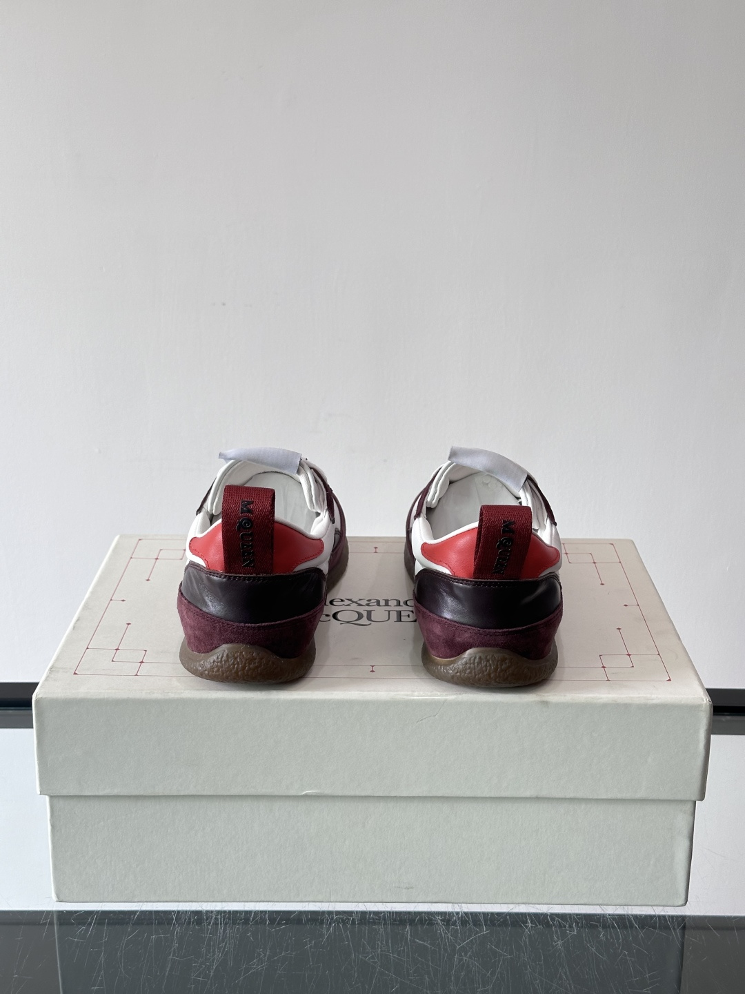 MQ麦昆拼色运动鞋，复古跑鞋风格，绒面+皮革拼接，层次感满满✨。橡胶鞋底耐磨抓地力强，日常穿搭或轻运动都