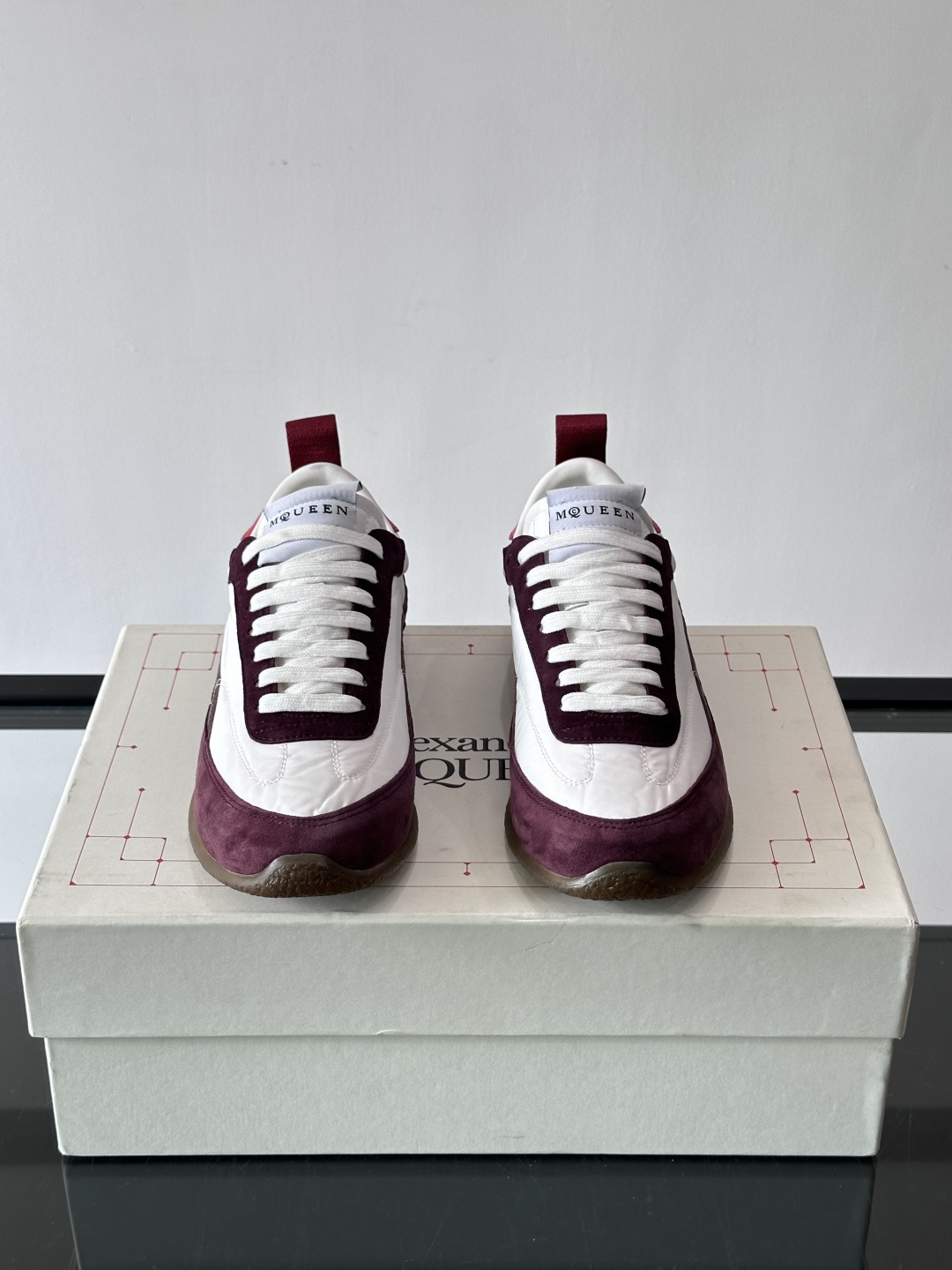 MQ麦昆拼色运动鞋，复古跑鞋风格，绒面+皮革拼接，层次感满满✨。橡胶鞋底耐磨抓地力强，日常穿搭或轻运动都