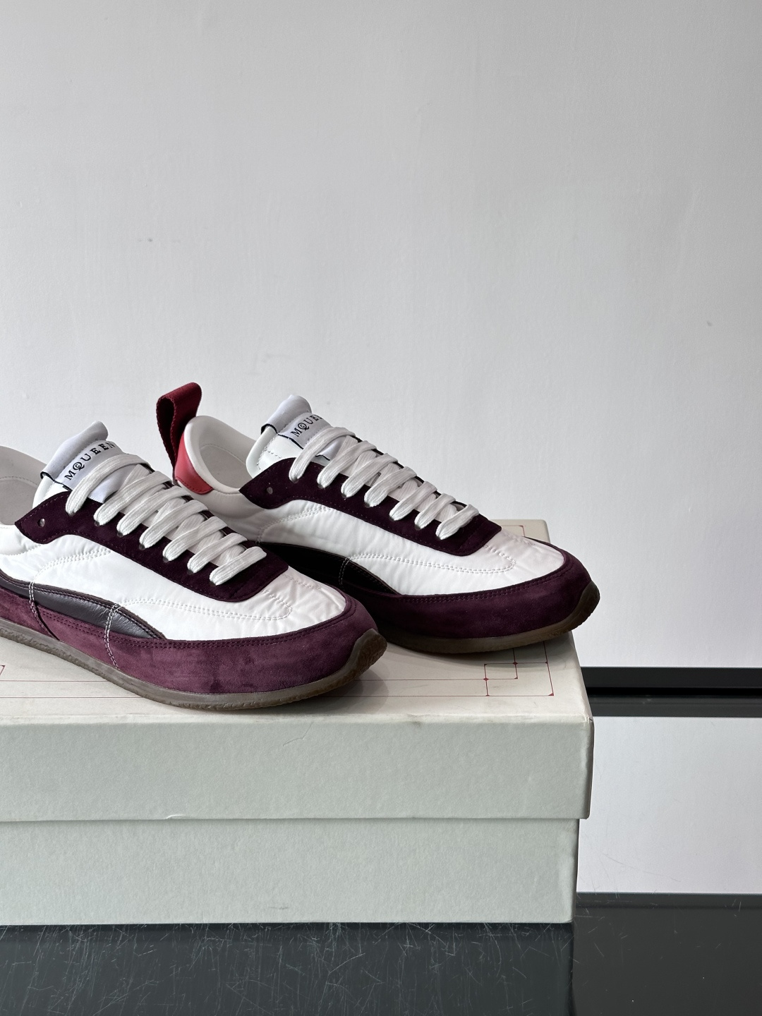 MQ麦昆拼色运动鞋，复古跑鞋风格，绒面+皮革拼接，层次感满满✨。橡胶鞋底耐磨抓地力强，日常穿搭或轻运动都