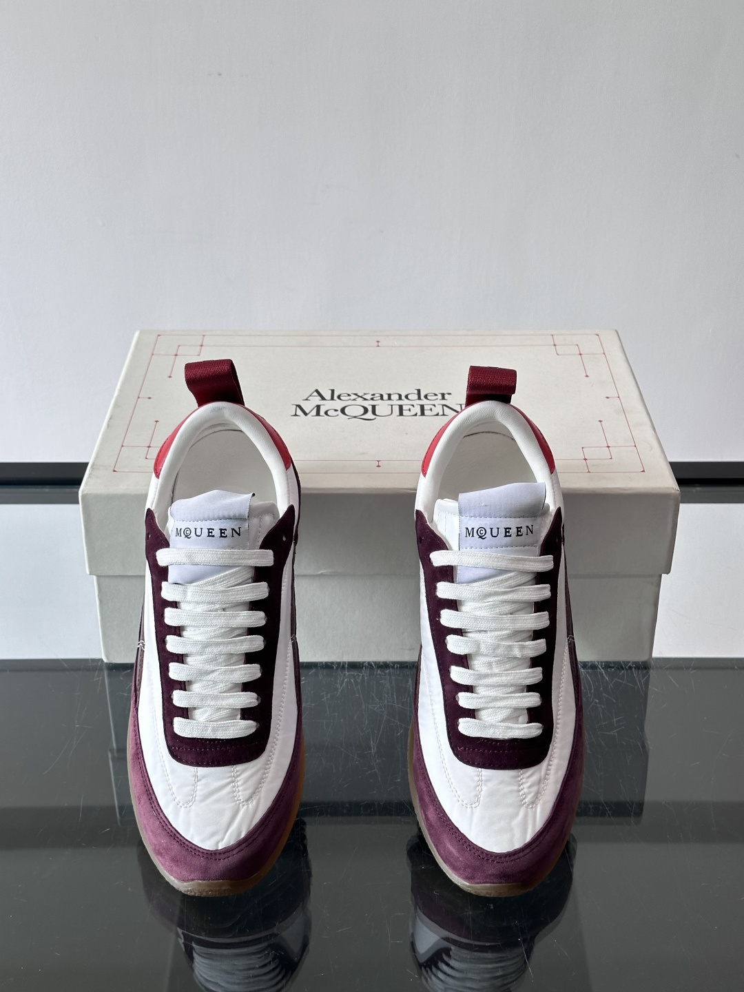 MQ麦昆拼色运动鞋，复古跑鞋风格，绒面+皮革拼接，层次感满满✨。橡胶鞋底耐磨抓地力强，日常穿搭或轻运动都