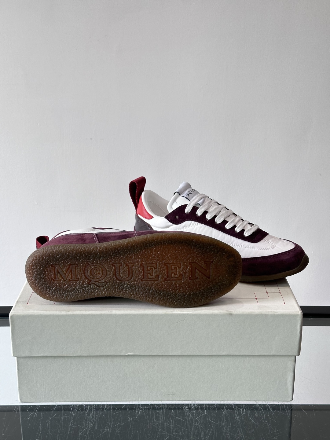 MQ麦昆拼色运动鞋，复古跑鞋风格，绒面+皮革拼接，层次感满满✨。橡胶鞋底耐磨抓地力强，日常穿搭或轻运动都