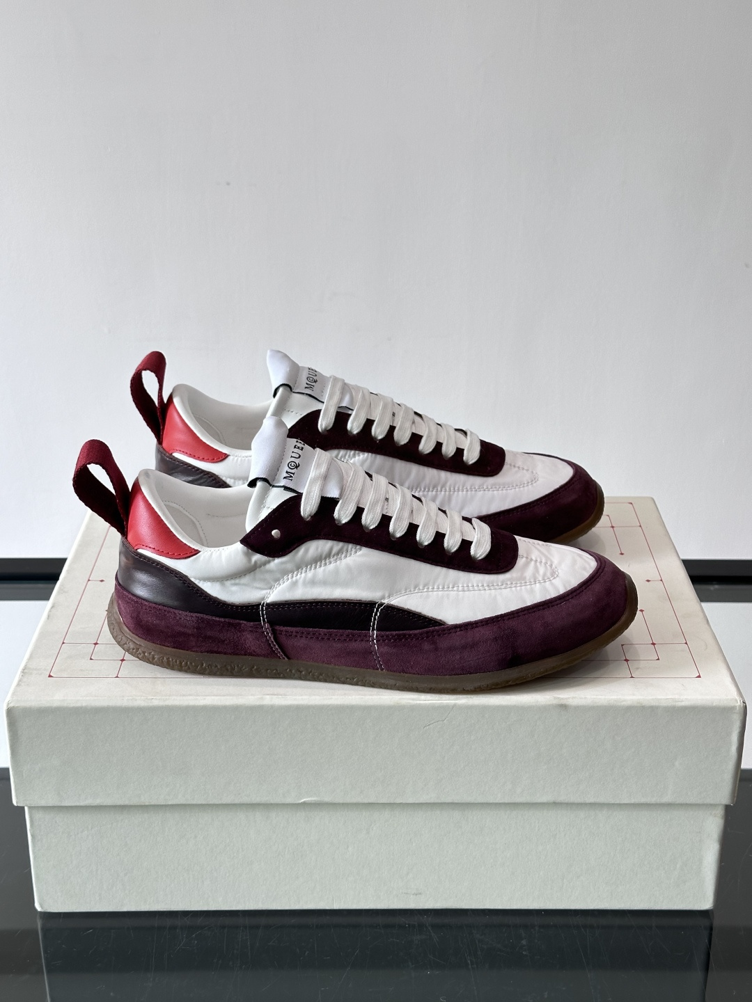 MQ麦昆拼色运动鞋，复古跑鞋风格，绒面+皮革拼接，层次感满满✨。橡胶鞋底耐磨抓地力强，日常穿搭或轻运动都