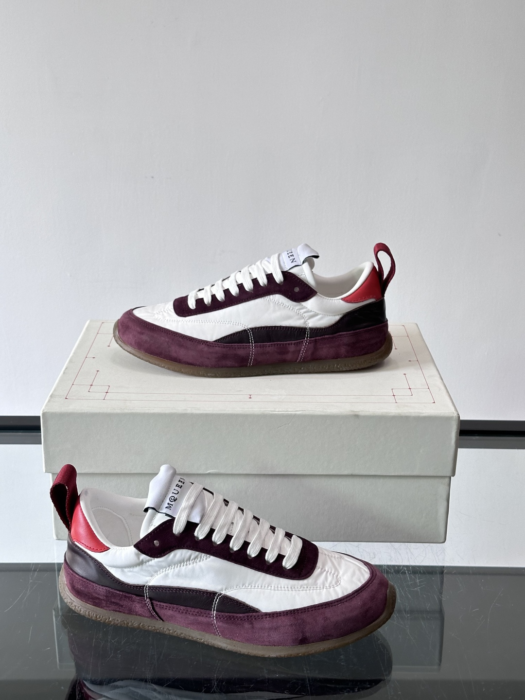 MQ麦昆拼色运动鞋，复古跑鞋风格，绒面+皮革拼接，层次感满满✨。橡胶鞋底耐磨抓地力强，日常穿搭或轻运动都