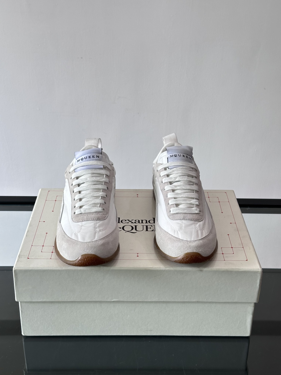 MQ麦昆拼色运动鞋，复古跑鞋风格，绒面+皮革拼接，层次感满满✨。橡胶鞋底耐磨抓地力强，日常穿搭或轻运动都