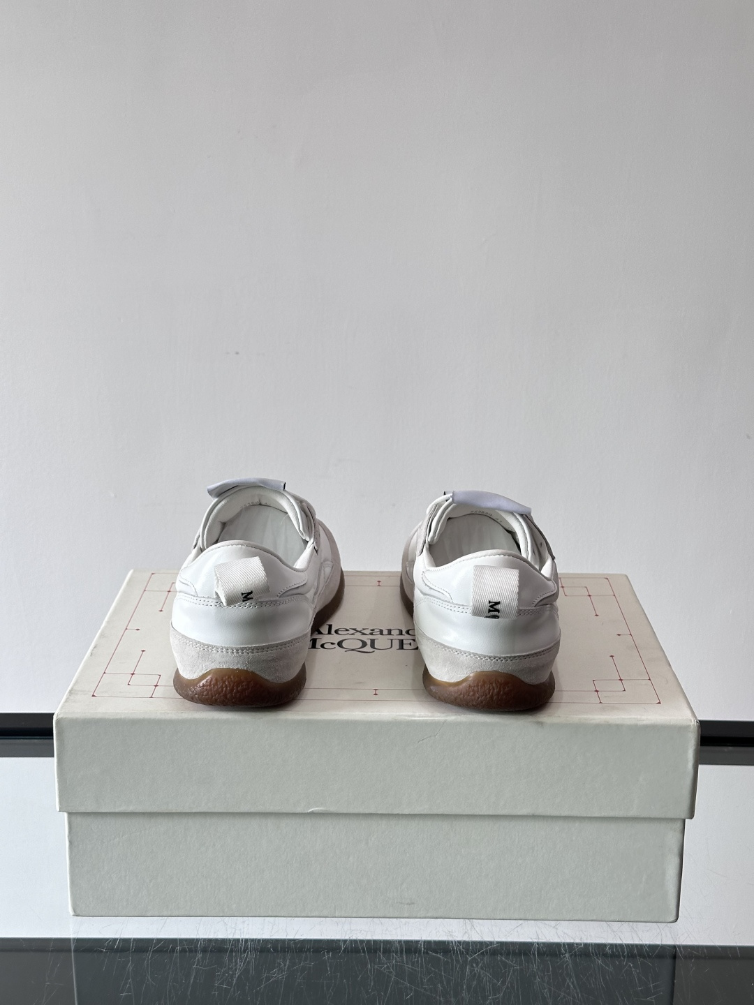 MQ麦昆拼色运动鞋，复古跑鞋风格，绒面+皮革拼接，层次感满满✨。橡胶鞋底耐磨抓地力强，日常穿搭或轻运动都