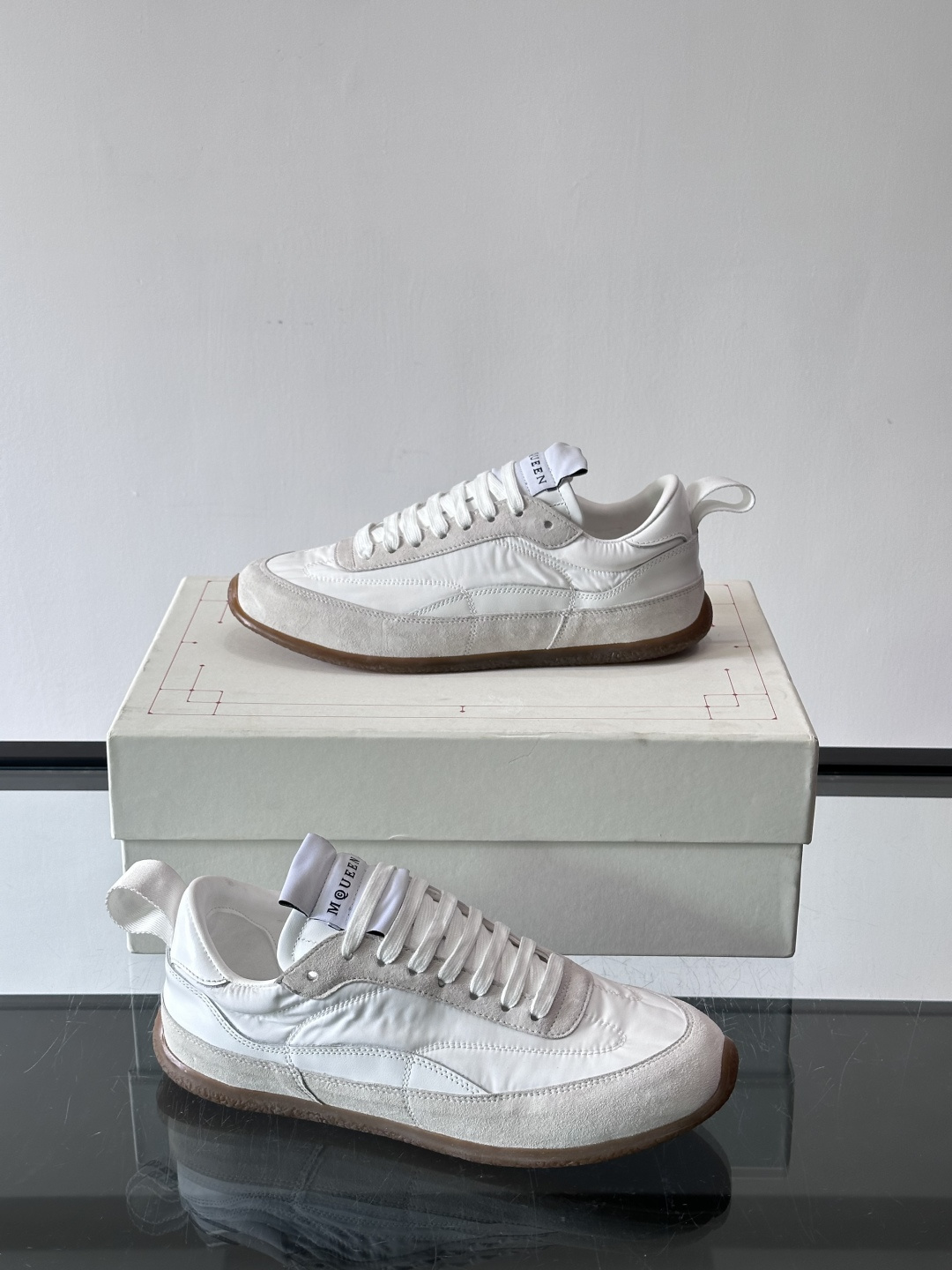 MQ麦昆拼色运动鞋，复古跑鞋风格，绒面+皮革拼接，层次感满满✨。橡胶鞋底耐磨抓地力强，日常穿搭或轻运动都