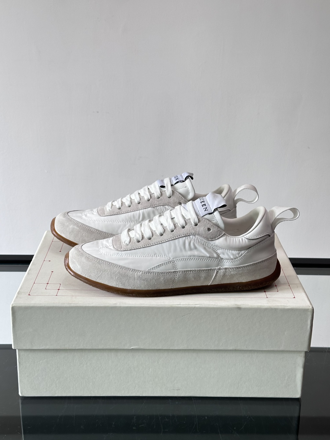 MQ麦昆拼色运动鞋，复古跑鞋风格，绒面+皮革拼接，层次感满满✨。橡胶鞋底耐磨抓地力强，日常穿搭或轻运动都