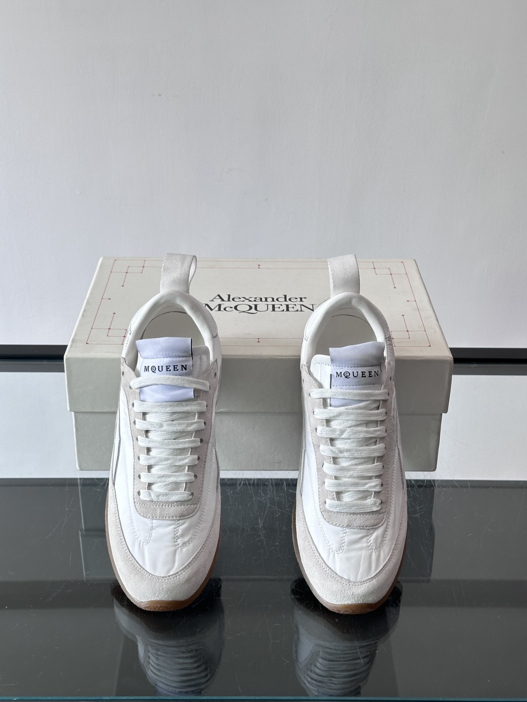 MQ麦昆拼色运动鞋，复古跑鞋风格，绒面+皮革拼接，层次感满满✨。橡胶鞋底耐磨抓地力强，日常穿搭或轻运动都