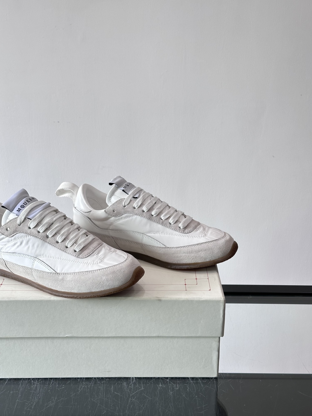 MQ麦昆拼色运动鞋，复古跑鞋风格，绒面+皮革拼接，层次感满满✨。橡胶鞋底耐磨抓地力强，日常穿搭或轻运动都