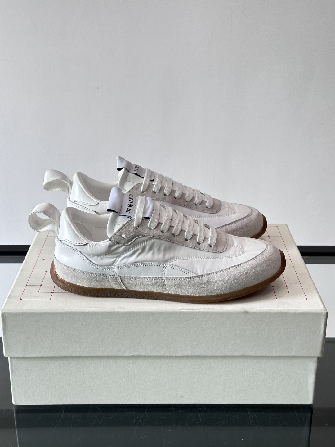 MQ麦昆拼色运动鞋，复古跑鞋风格，绒面+皮革拼接，层次感满满✨。橡胶鞋底耐磨抓地力强，日常穿搭或轻运动都