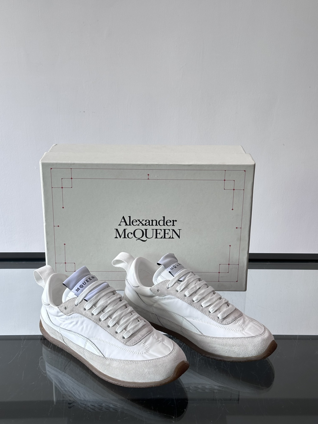 MQ麦昆拼色运动鞋，复古跑鞋风格，绒面+皮革拼接，层次感满满✨。橡胶鞋底耐磨抓地力强，日常穿搭或轻运动都