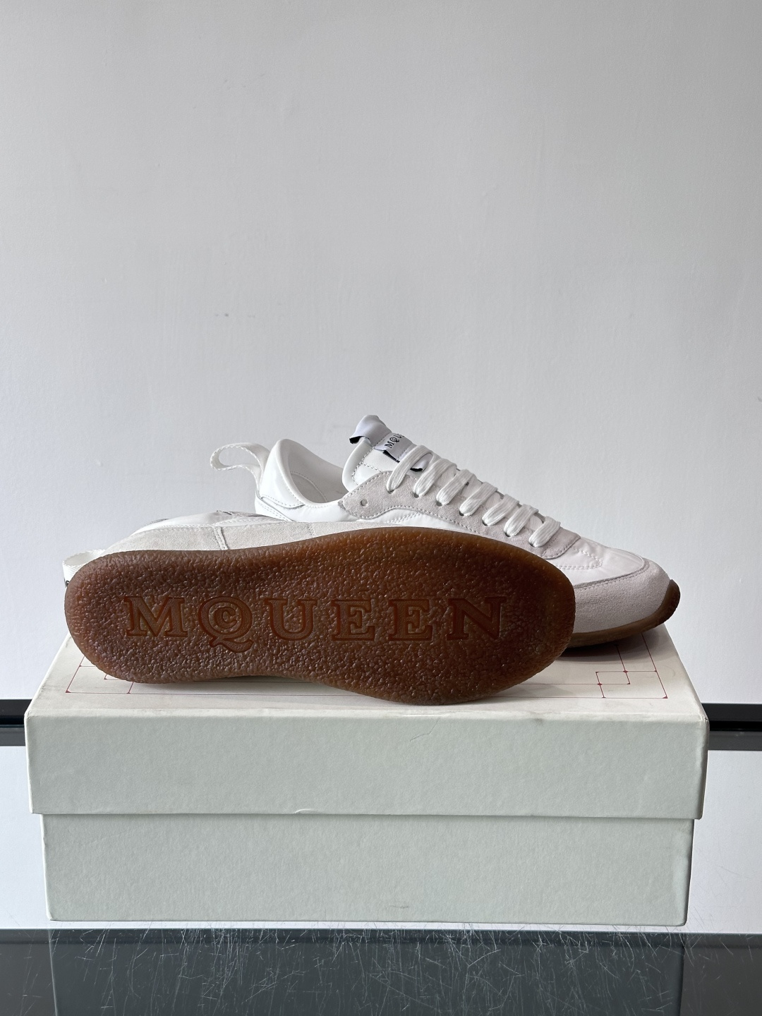 MQ麦昆拼色运动鞋，复古跑鞋风格，绒面+皮革拼接，层次感满满✨。橡胶鞋底耐磨抓地力强，日常穿搭或轻运动都