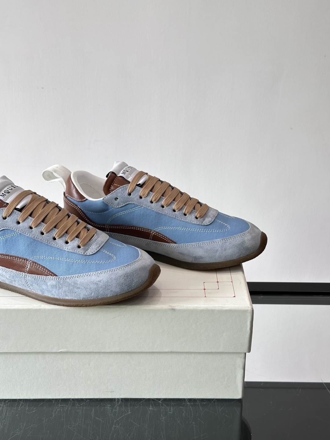 MQ麦昆拼色运动鞋，复古跑鞋风格，绒面+皮革拼接，层次感满满✨。橡胶鞋底耐磨抓地力强，日常穿搭或轻运动都