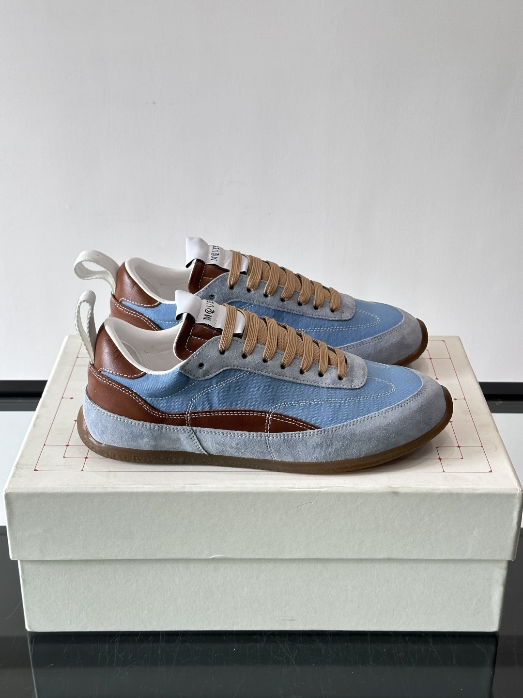 MQ麦昆拼色运动鞋，复古跑鞋风格，绒面+皮革拼接，层次感满满✨。橡胶鞋底耐磨抓地力强，日常穿搭或轻运动都