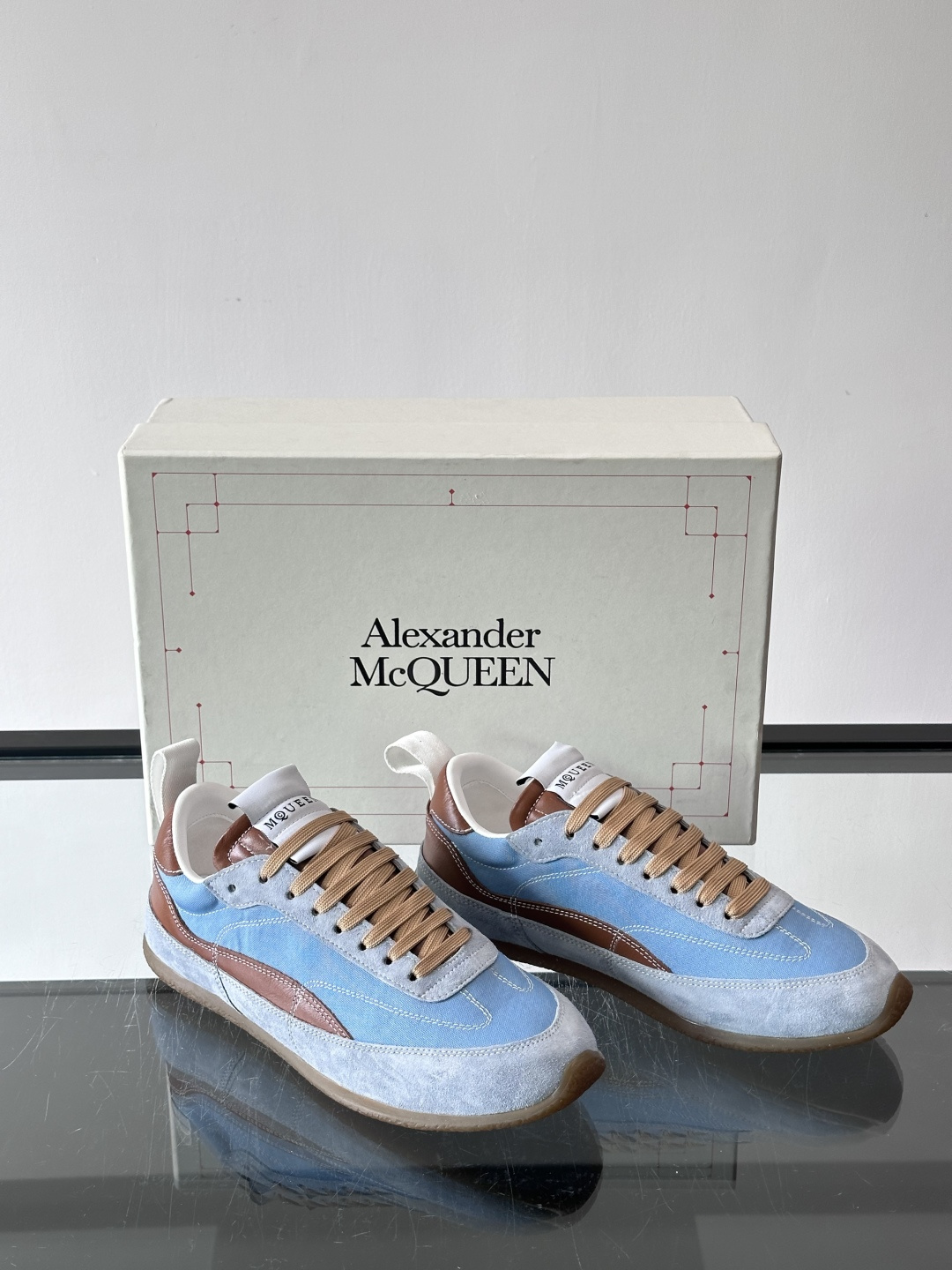 MQ麦昆拼色运动鞋，复古跑鞋风格，绒面+皮革拼接，层次感满满✨。橡胶鞋底耐磨抓地力强，日常穿搭或轻运动都