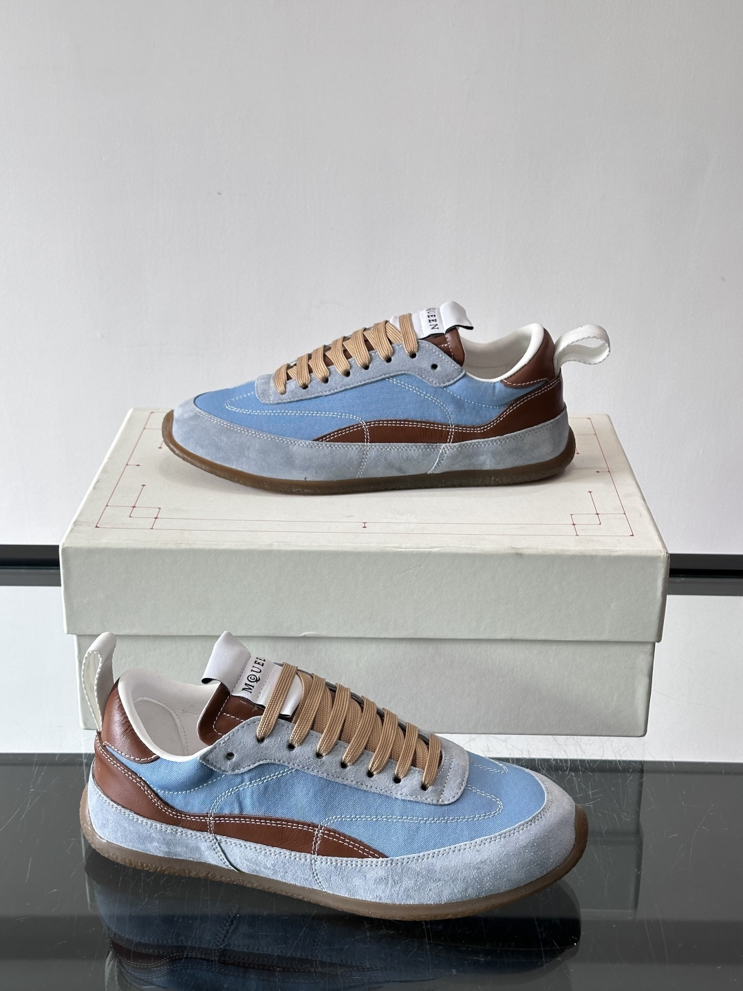 MQ麦昆拼色运动鞋，复古跑鞋风格，绒面+皮革拼接，层次感满满✨。橡胶鞋底耐磨抓地力强，日常穿搭或轻运动都