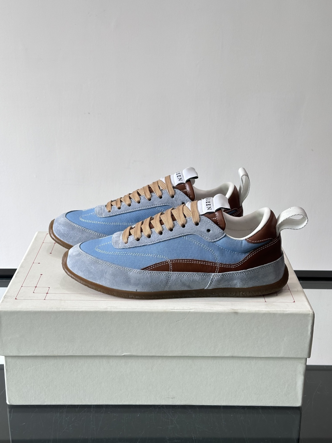 MQ麦昆拼色运动鞋，复古跑鞋风格，绒面+皮革拼接，层次感满满✨。橡胶鞋底耐磨抓地力强，日常穿搭或轻运动都