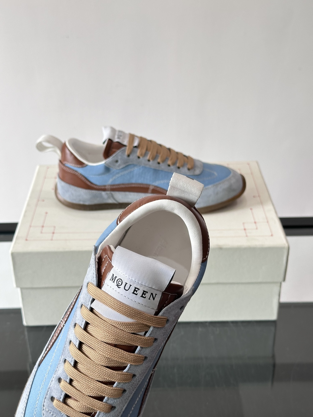 MQ麦昆拼色运动鞋，复古跑鞋风格，绒面+皮革拼接，层次感满满✨。橡胶鞋底耐磨抓地力强，日常穿搭或轻运动都