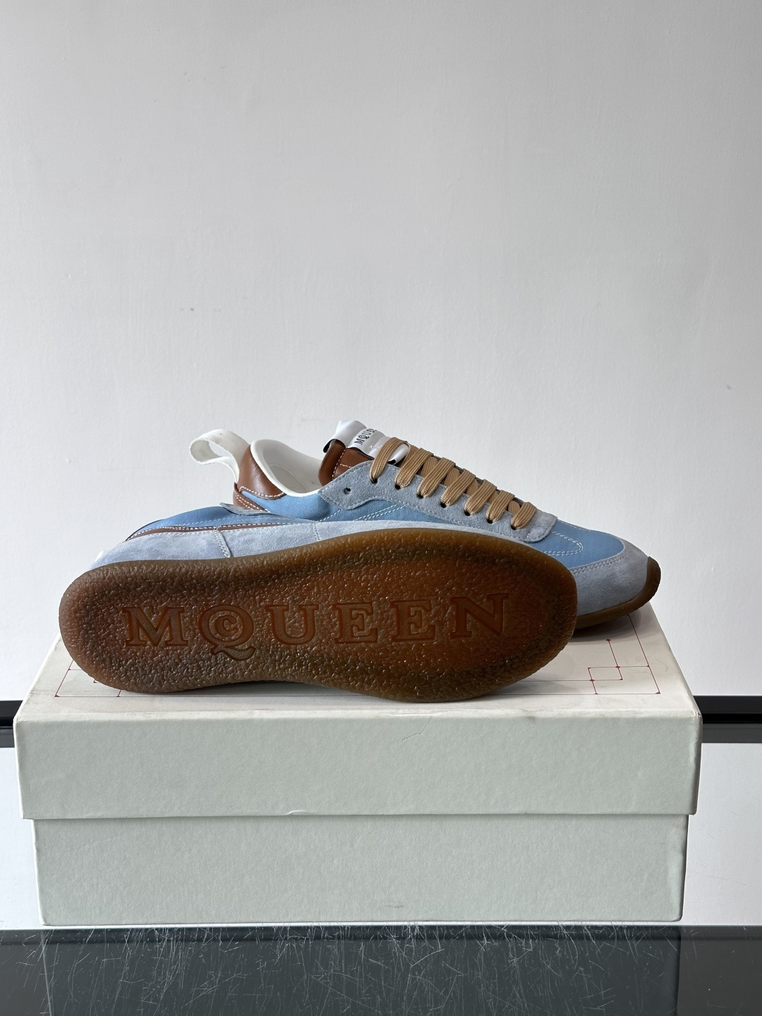 MQ麦昆拼色运动鞋，复古跑鞋风格，绒面+皮革拼接，层次感满满✨。橡胶鞋底耐磨抓地力强，日常穿搭或轻运动都