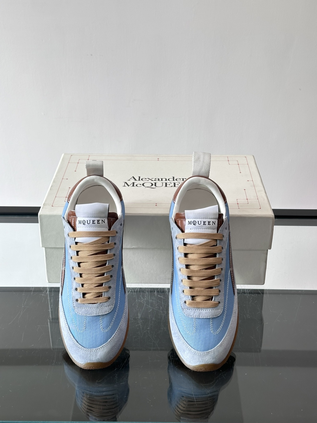 MQ麦昆拼色运动鞋，复古跑鞋风格，绒面+皮革拼接，层次感满满✨。橡胶鞋底耐磨抓地力强，日常穿搭或轻运动都