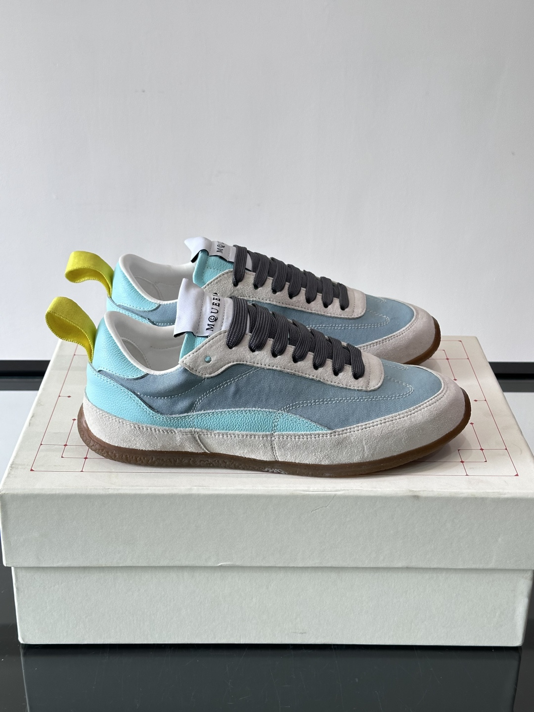 MQ麦昆拼色运动鞋，复古跑鞋风格，绒面+皮革拼接，层次感满满✨。橡胶鞋底耐磨抓地力强，日常穿搭或轻运动都