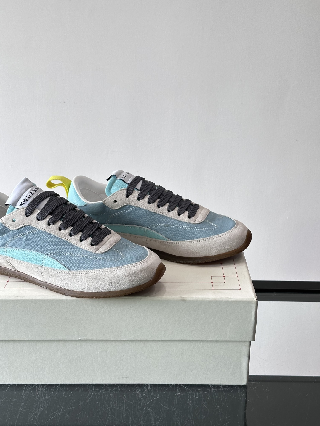 MQ麦昆拼色运动鞋，复古跑鞋风格，绒面+皮革拼接，层次感满满✨。橡胶鞋底耐磨抓地力强，日常穿搭或轻运动都
